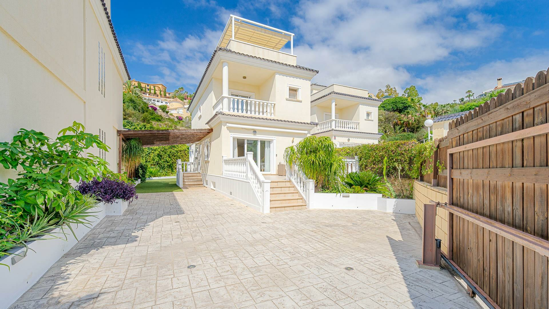5-bedroom Villa In El Campello, Spain (245 M²)