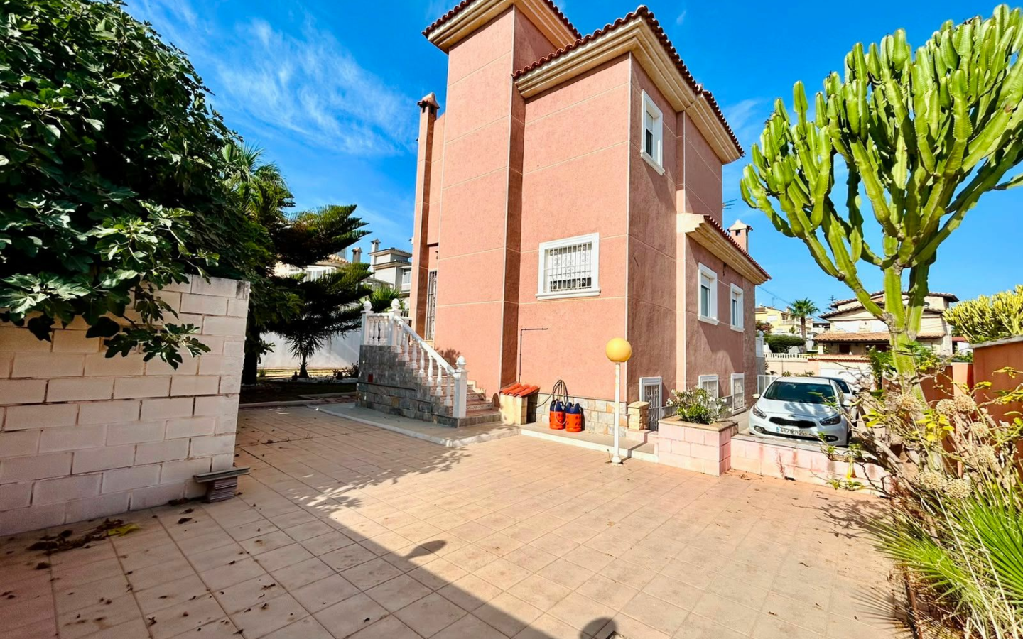2-bedroom Villa In Torrevieja, Spain (200 M²)