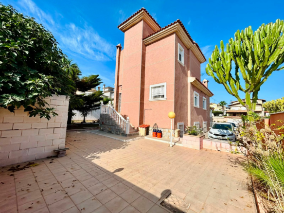 2-bedroom Villa In Torrevieja, Spain (200 M²)