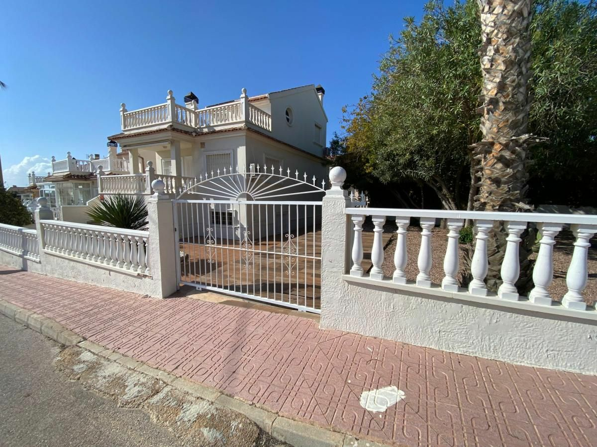 4-bedroom Villa In Torrevieja, Spain (600 M² Plot)
