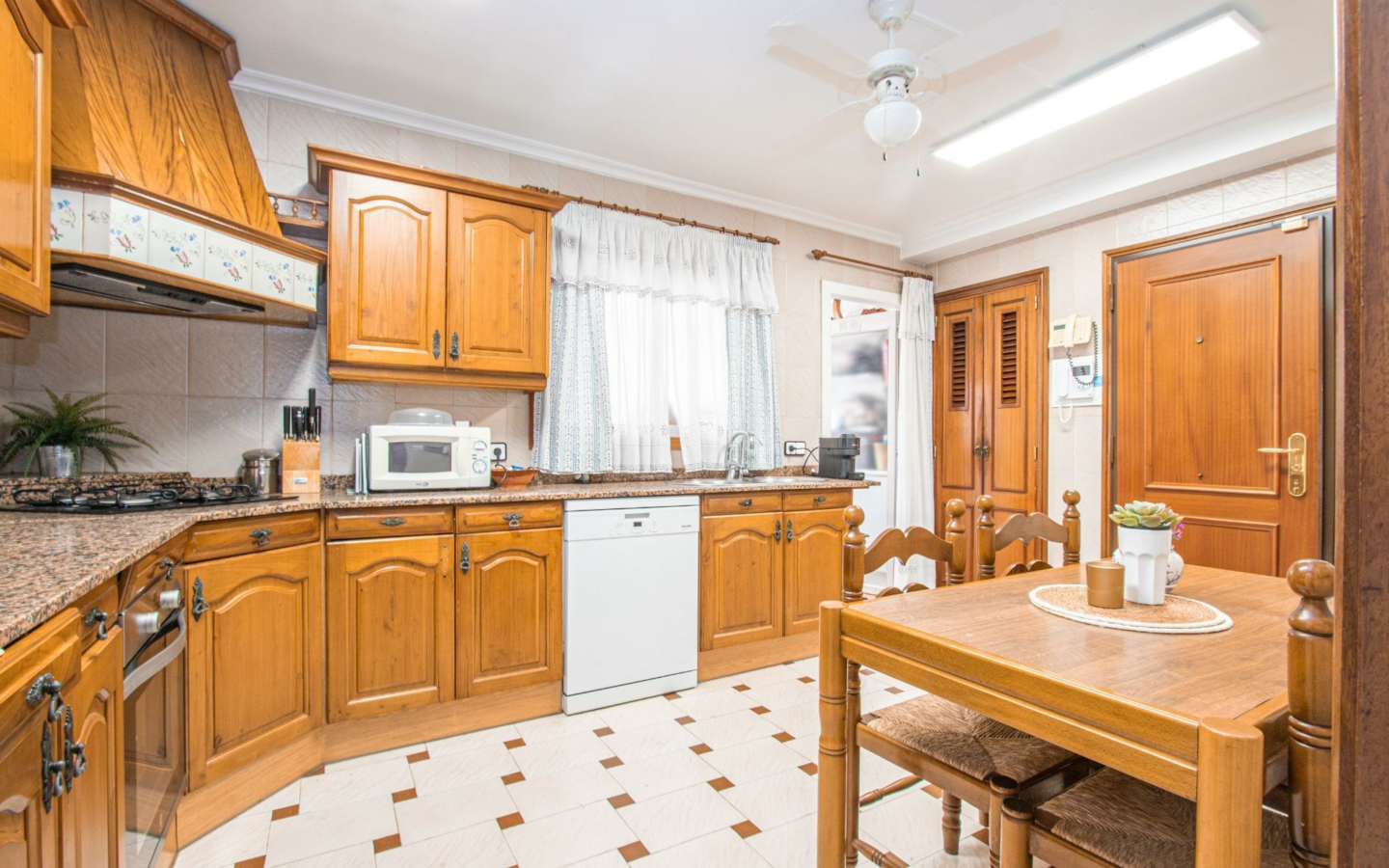 5-bedroom Flat In Palma De Mallorca, Spain (172 M²)