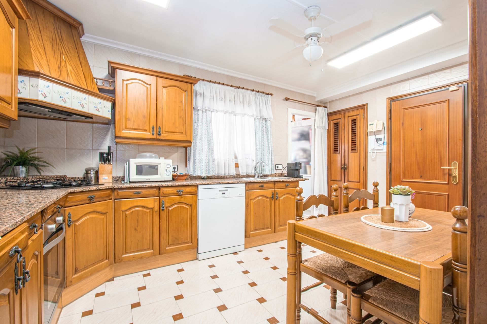 2-10-62e158 5-bedroom Flat In Palma De Mallorca, Spain (172 M²)