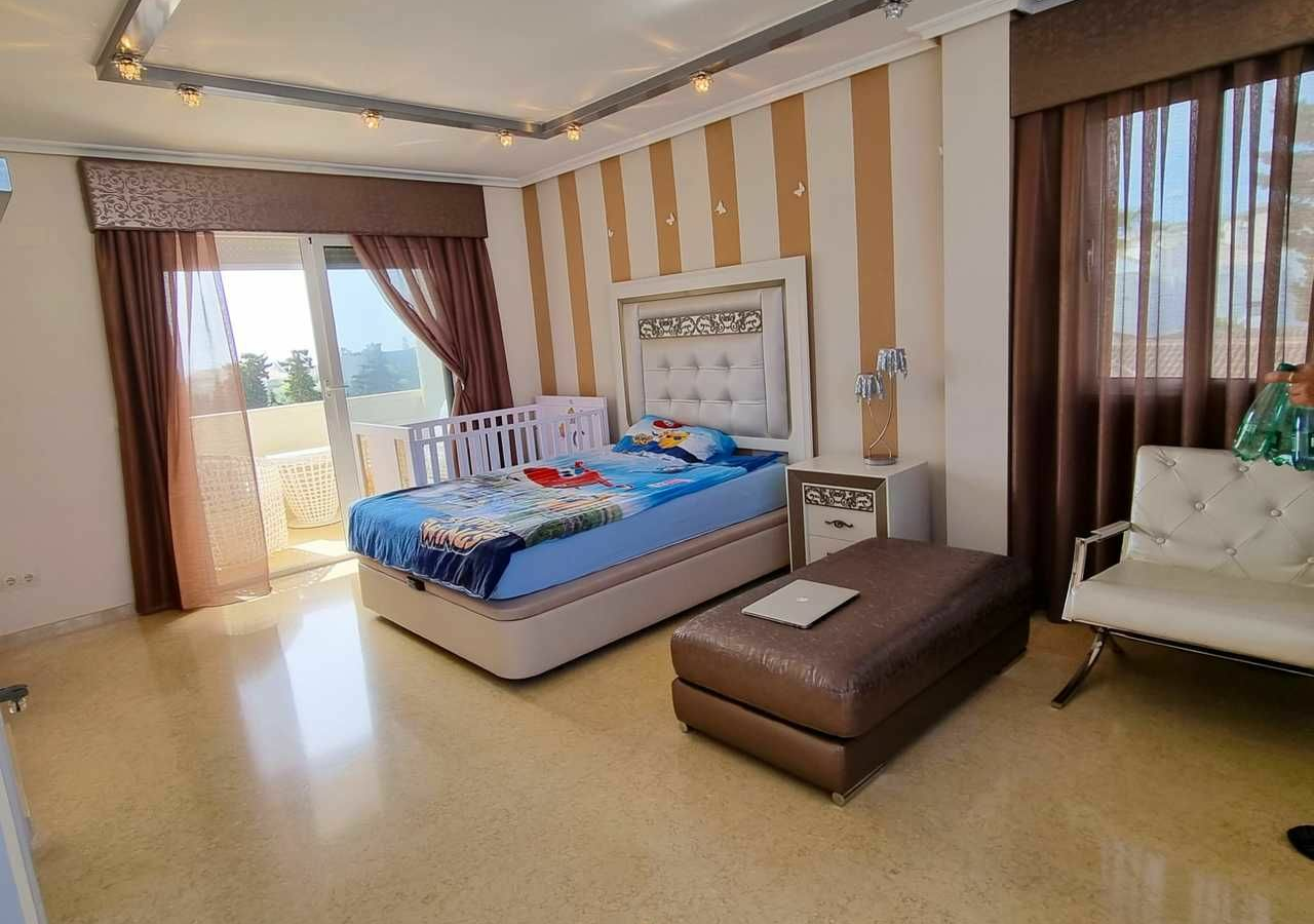 5-bedroom Villa In Torrevieja, Spain (469 M²)