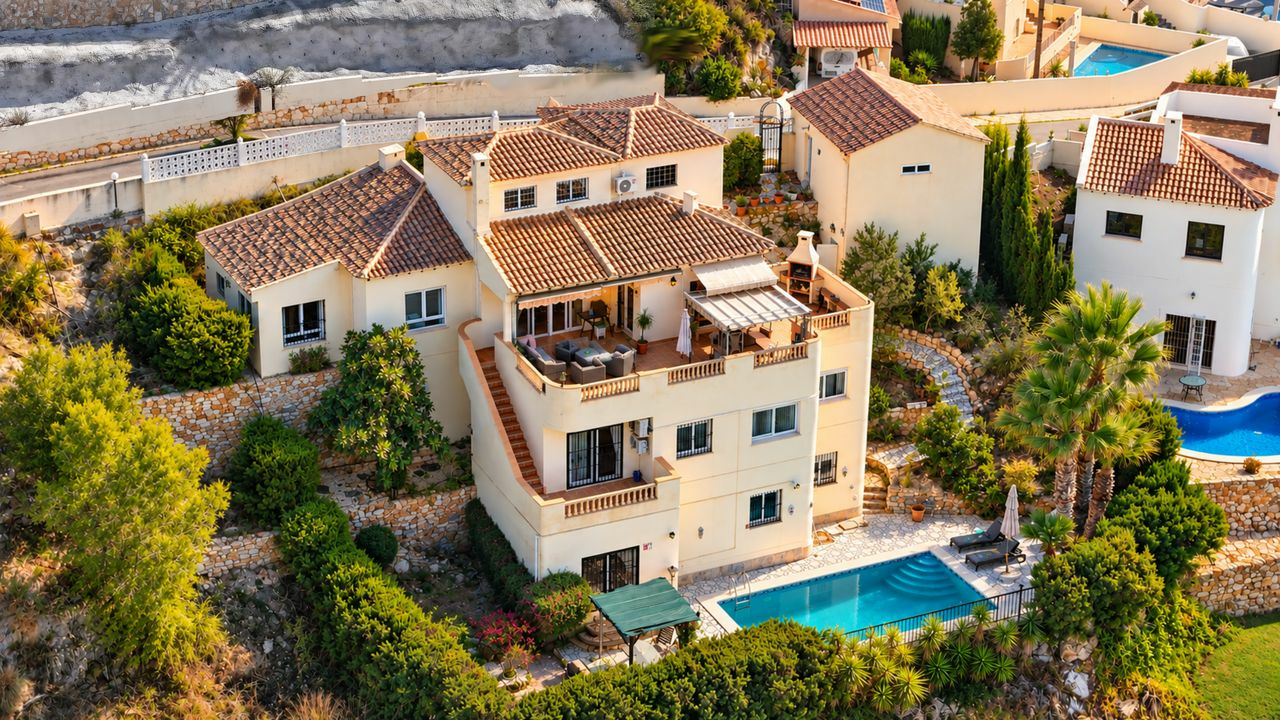 5-bedroom Villa In Orihuela Costa, Spain (214 M²)