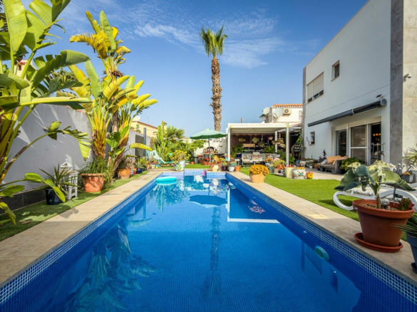 2-bedroom Villa In Torrevieja, Spain (130 M²)