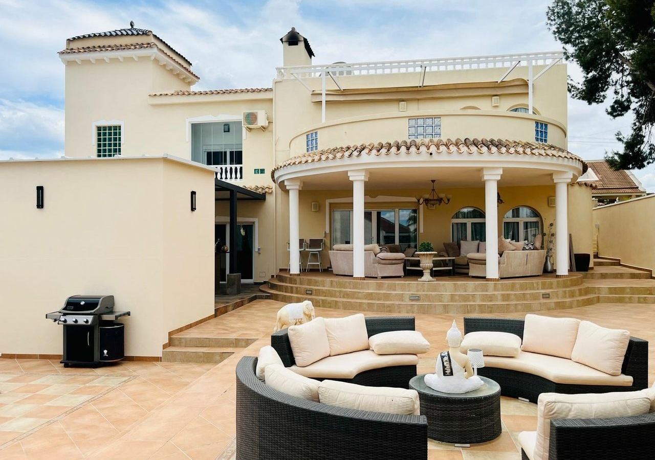 4-bedroom Villa In San Miguel De Salinas, Spain (302 M²)