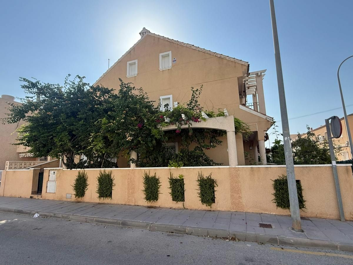 4-bedroom Terraced House In Pilar De La Horadada, Spain (122 M²)
