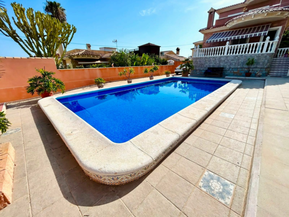 2-bedroom Villa In Torrevieja, Spain (200 M²)