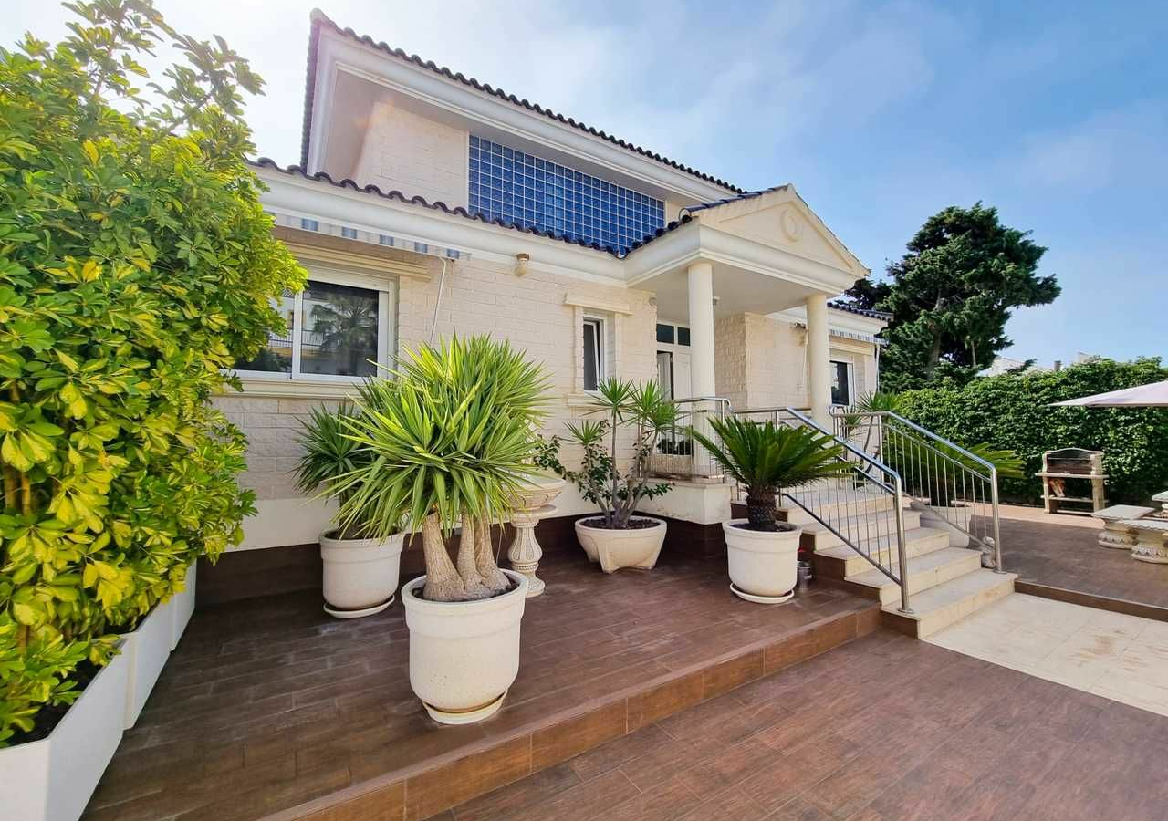 5-bedroom Villa In Torrevieja, Spain (469 M²)