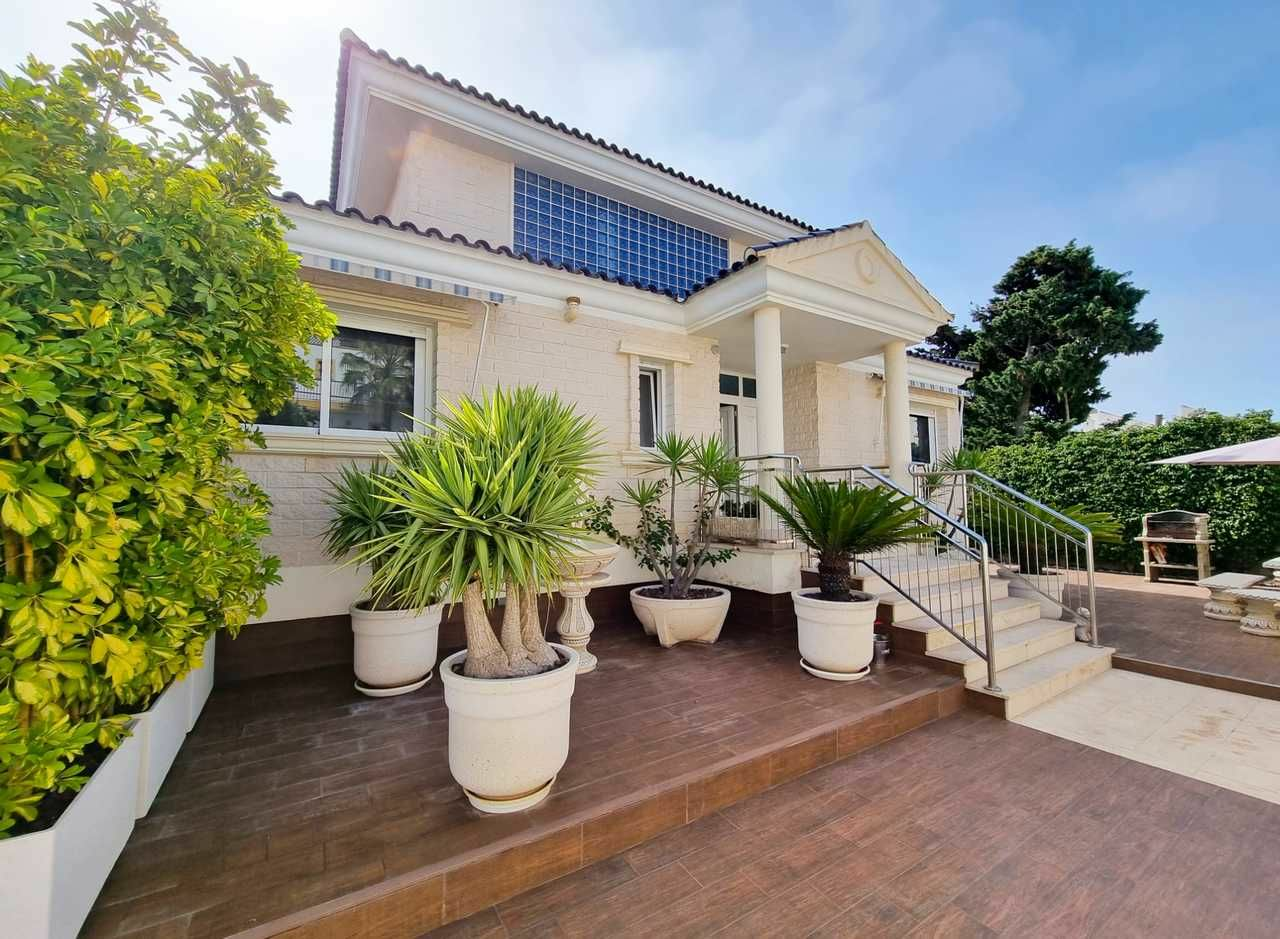 5-bedroom Villa In Torrevieja, Spain (469 M²)