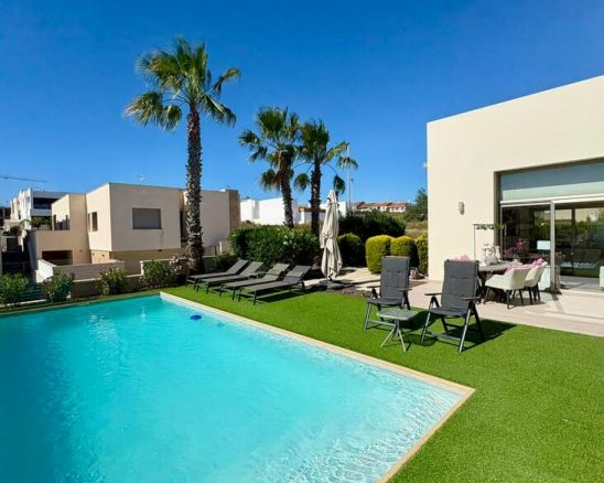 3-bedroom Villa In Benijofar, Spain (148 M²)
