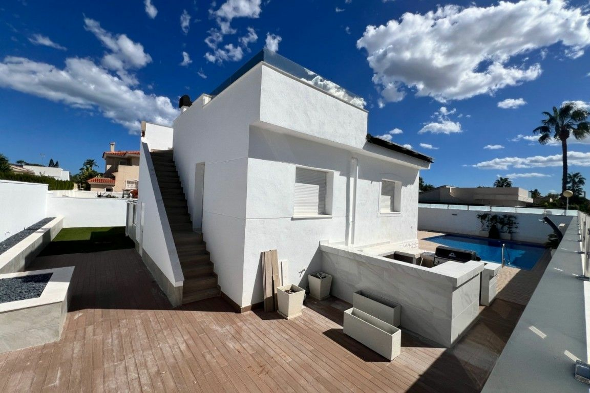 3-bedroom Villa In Almoradi, Spain (165 M²)