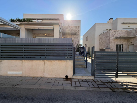 3-bedroom House In Torrevieja, Spain (197 M²)