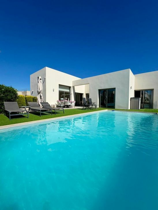 3-bedroom Villa In Benijofar, Spain (148 M²)