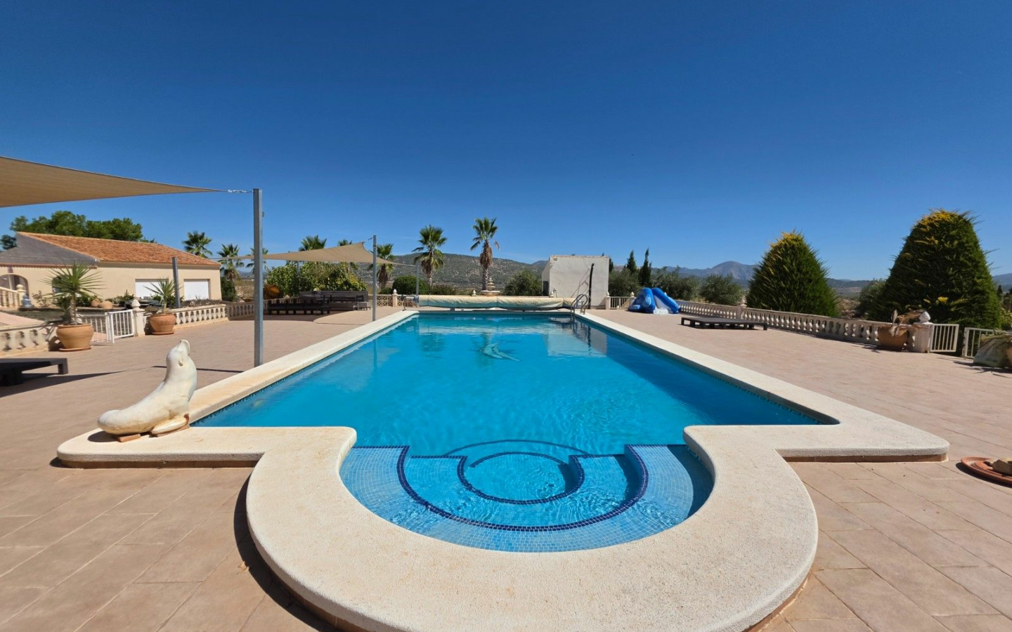 4-bedroom Villa In Pinoso, Spain (405 M²)
