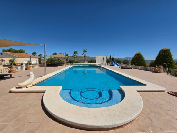4-bedroom Villa In Pinoso, Spain (405 M²)