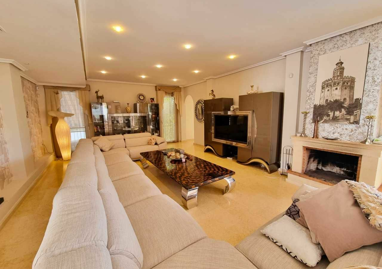 5-bedroom Villa In Torrevieja, Spain (469 M²)