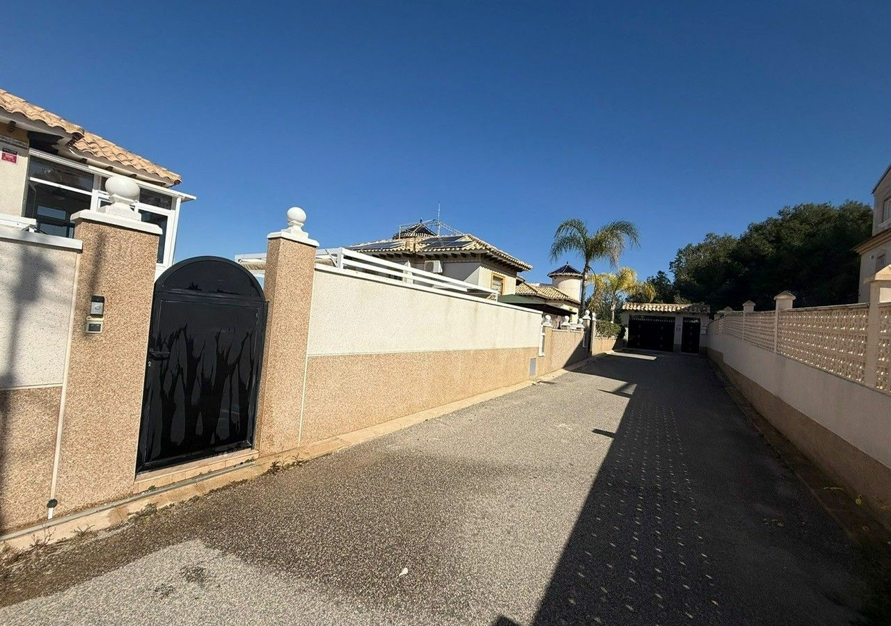5-bedroom Villa In Orihuela Costa, Spain (231 M²)