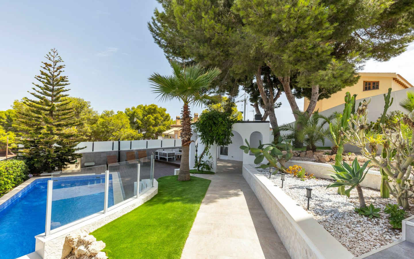 6-bedroom Villa In Torrevieja, Spain (257 M²)