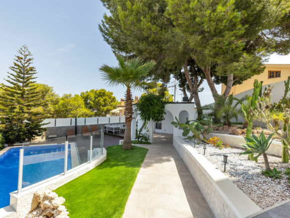 6-bedroom Villa In Torrevieja, Spain (257 M²)