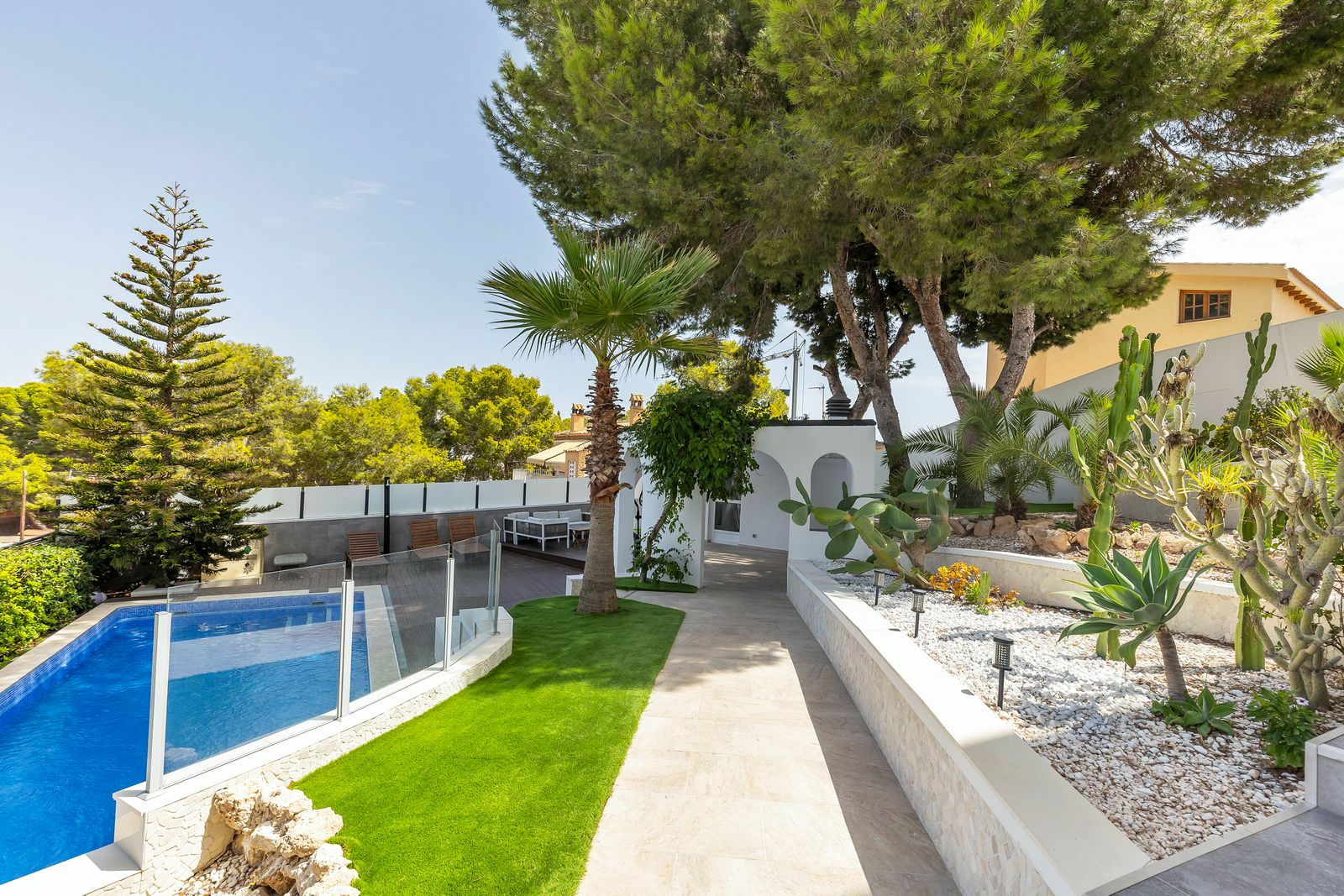 6-bedroom Villa In Torrevieja, Spain (257 M²)