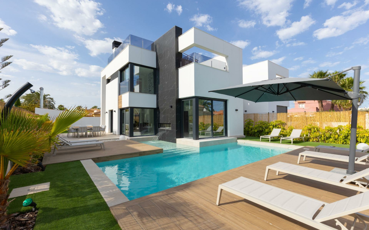 3-bedroom Villa In Torrevieja, Spain (126 M²)