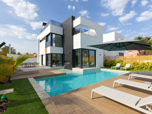3-bedroom Villa In Torrevieja, Spain (126 M²)