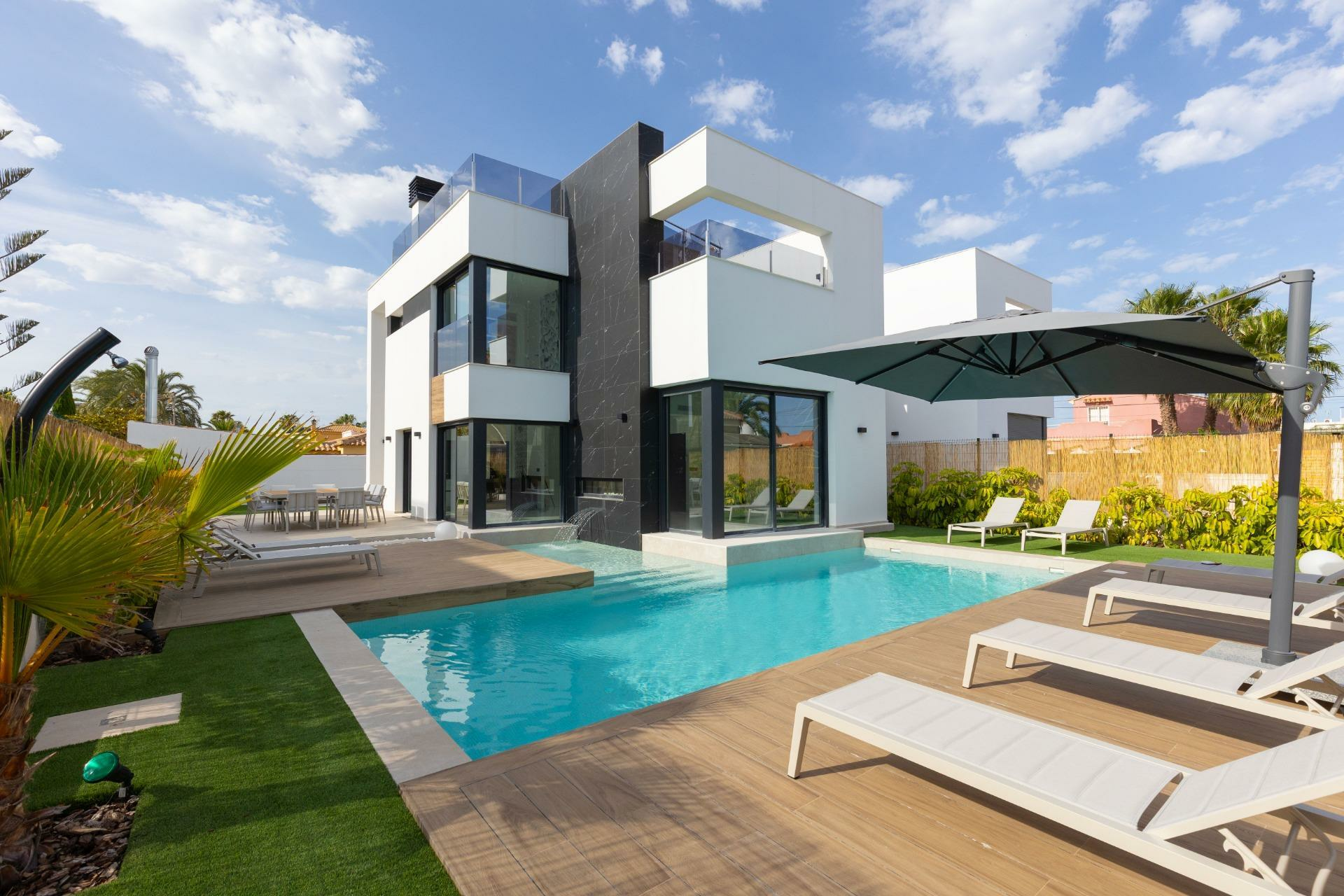 2-4-b0042e 3-bedroom Villa In Torrevieja, Spain (126 M²)