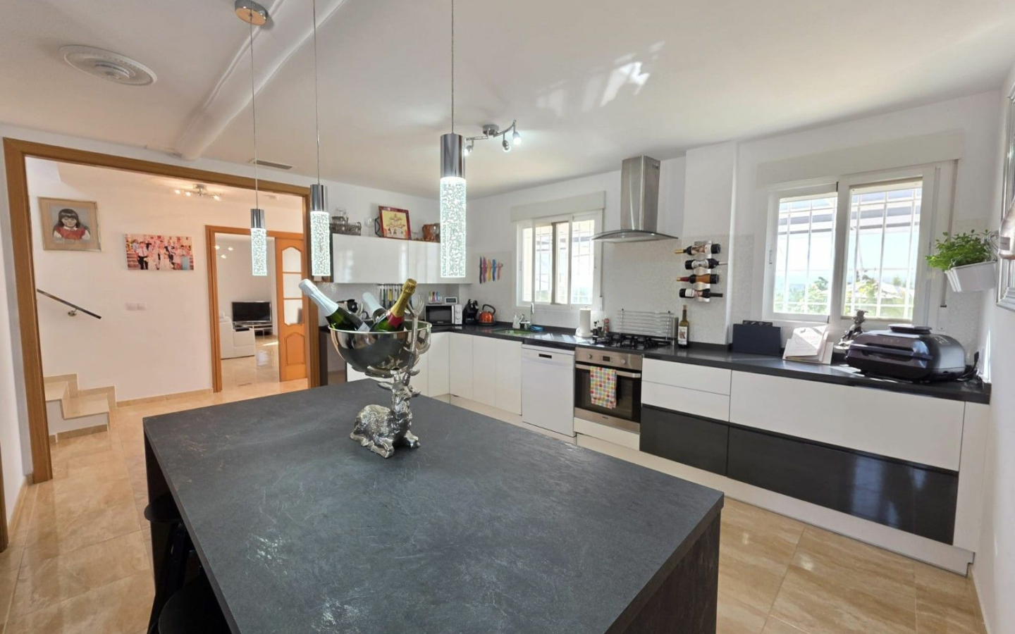 3-bedroom Villa In Pinoso, Spain (263 M²)