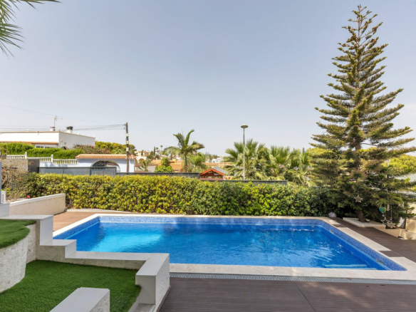 6-bedroom Villa In Torrevieja, Spain (257 M²)