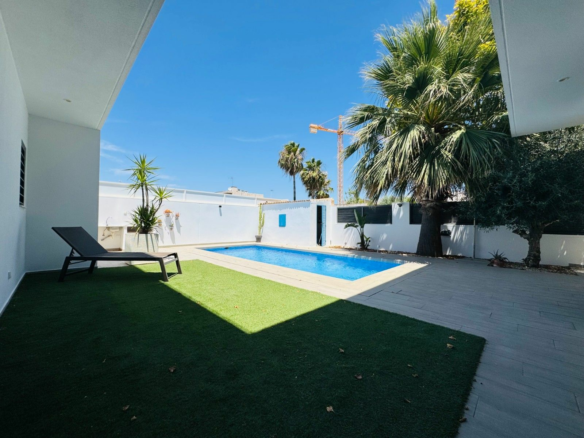 3-bedroom Villa In San Pedro Del Pinatar, Spain (154 M²)