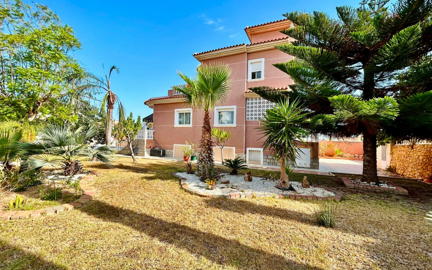 2-bedroom Villa In Torrevieja, Spain (200 M²)