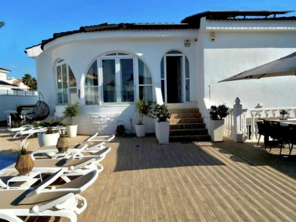 3-bedroom Villa In Almoradi, Spain (165 M²)
