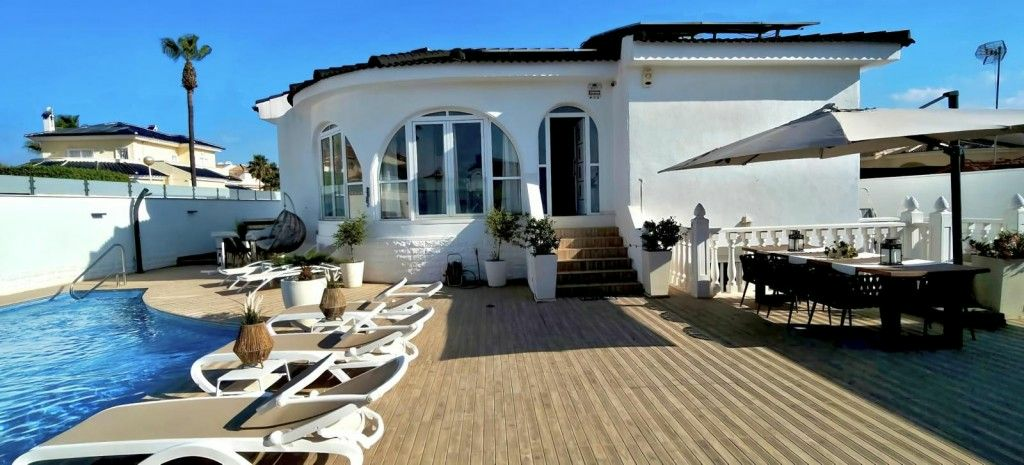 3-bedroom Villa In Almoradi, Spain (165 M²)