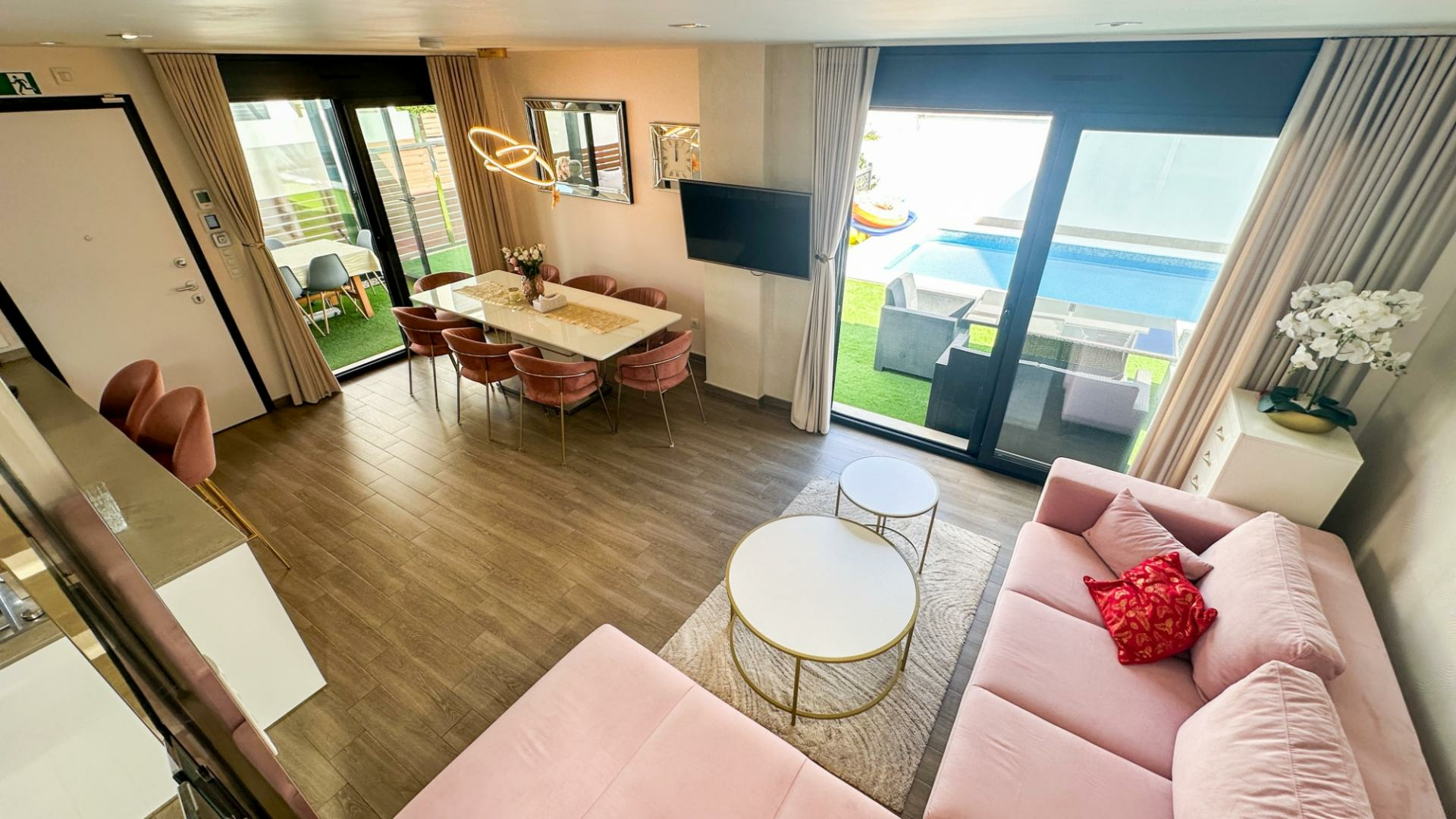 5-bedroom Villa In Torrevieja, Spain (250 M²)