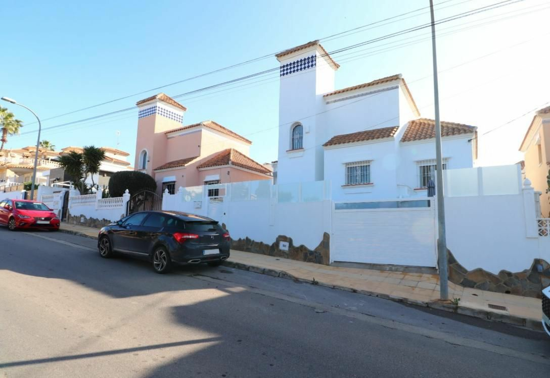 4-bedroom Villa In Orihuela Costa, Spain (270 M² Plot)