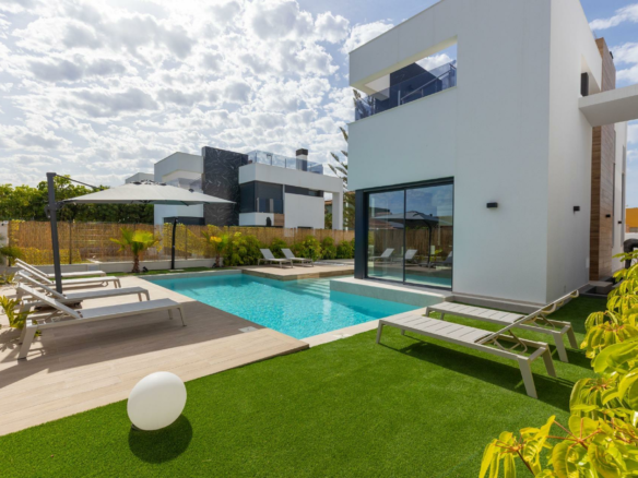 3-bedroom Villa In Torrevieja, Spain (126 M²)