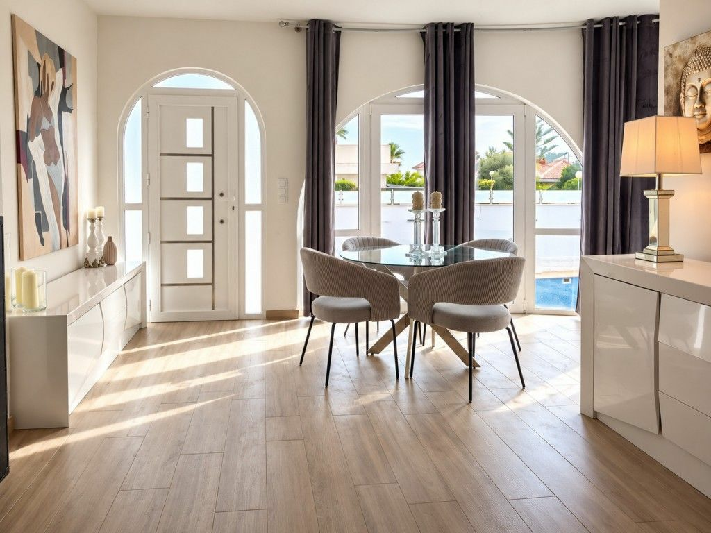 3-bedroom Villa In Almoradi, Spain (165 M²)