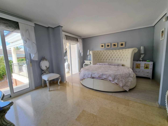 5-bedroom Villa In Torrevieja, Spain (469 M²)
