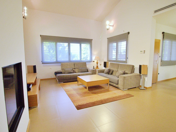 4-bedroom Villa In Peña Las Aguilas, Spain (500 M²)