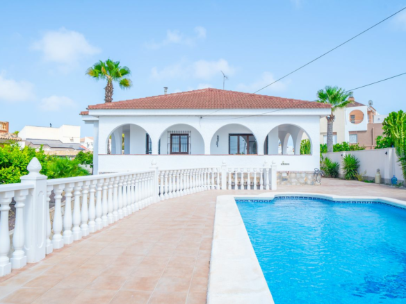 5-bedroom Villa In Torrevieja, Spain (223 M²)