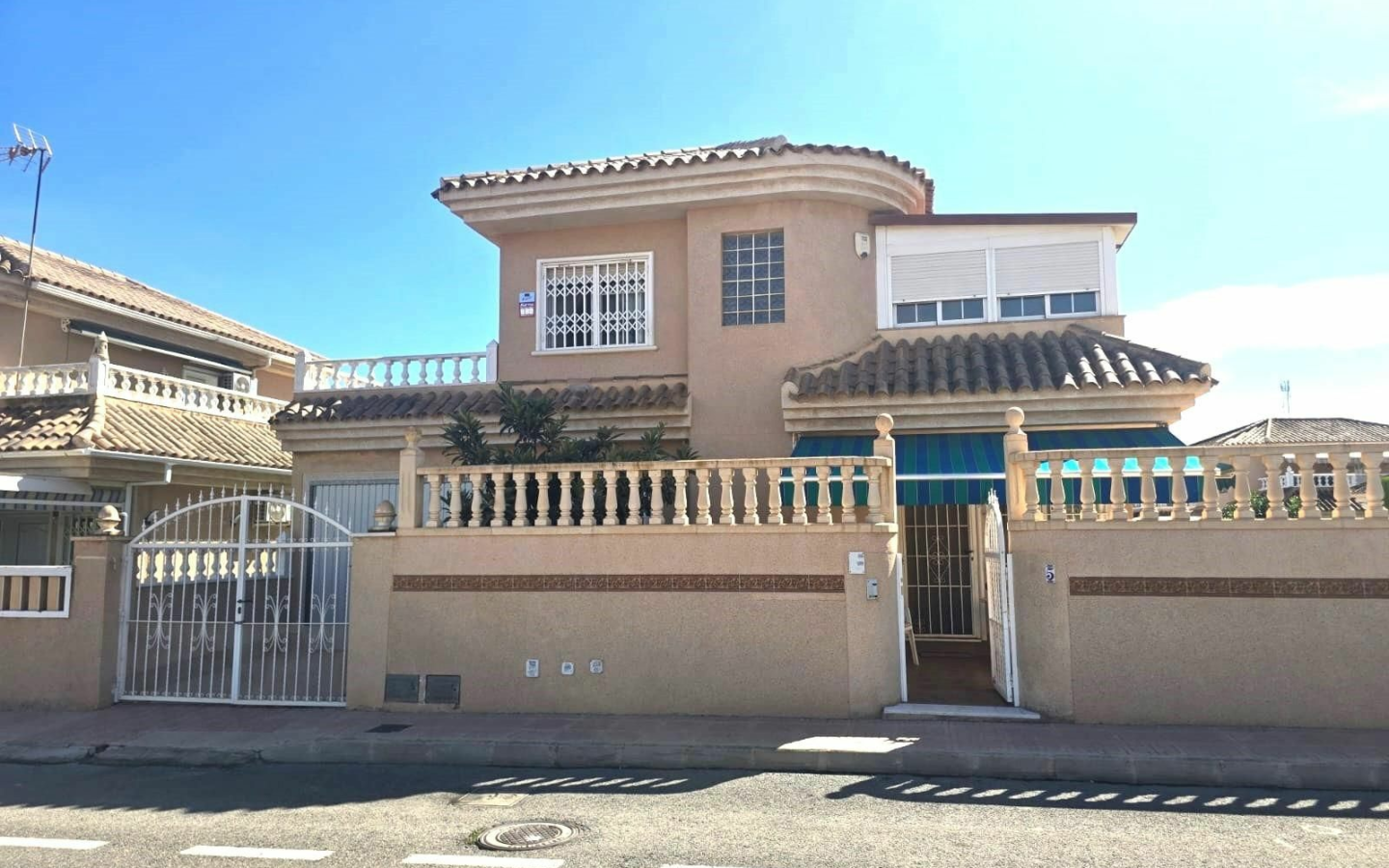 3-bedroom Villa In Torrevieja, Spain (98 M²)