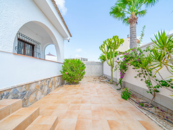 5-bedroom Villa In Torrevieja, Spain (223 M²)