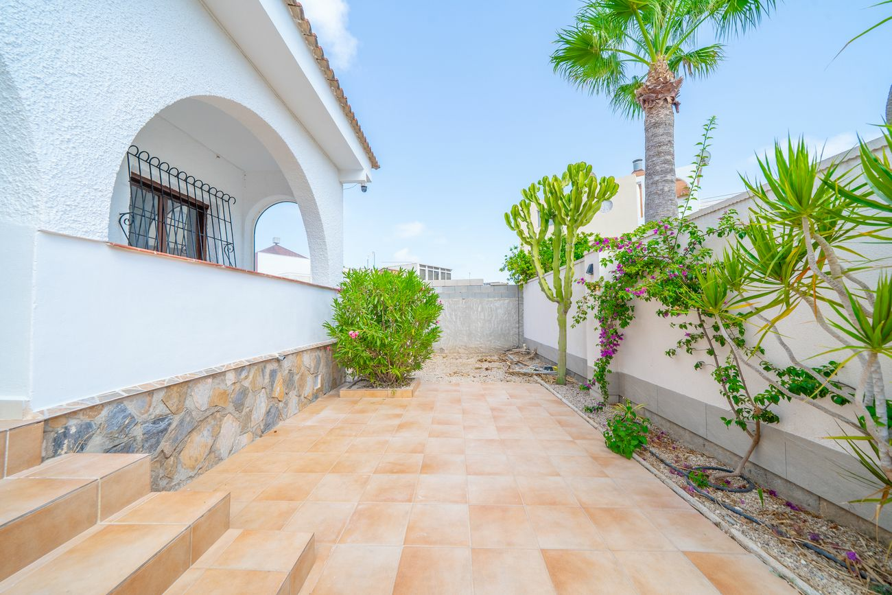 5-bedroom Villa In Torrevieja, Spain (223 M²)