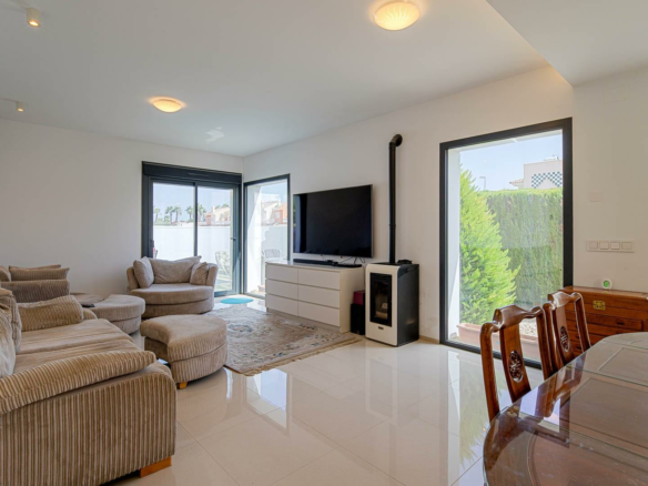 4-bedroom Villa In Rojales, Spain (166 M²)
