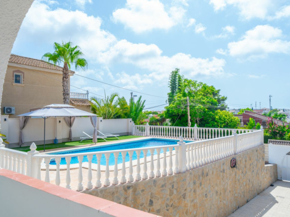 5-bedroom Villa In Torrevieja, Spain (223 M²)