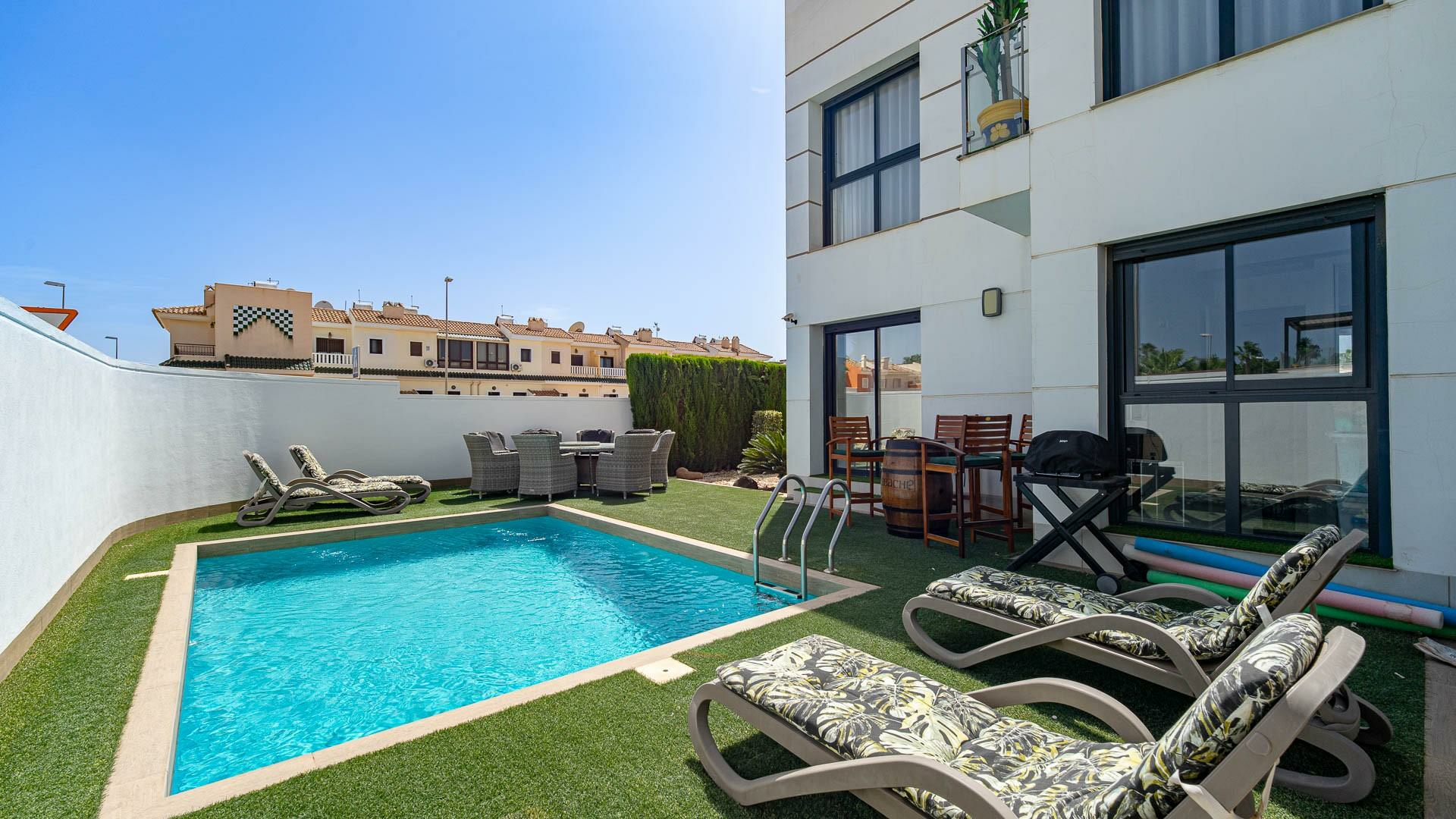 4-bedroom Villa In Rojales, Spain (166 M²)