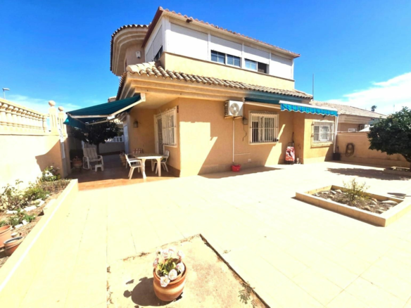 3-bedroom Villa In Torrevieja, Spain (98 M²)
