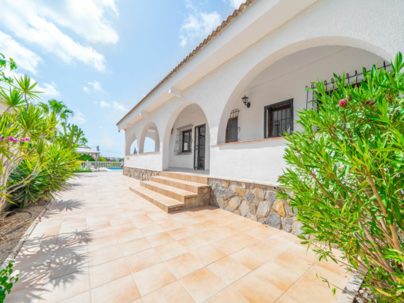 5-bedroom Villa In Torrevieja, Spain (223 M²)