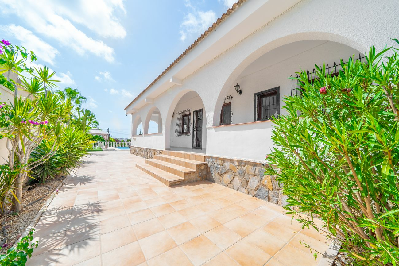 5-bedroom Villa In Torrevieja, Spain (223 M²)